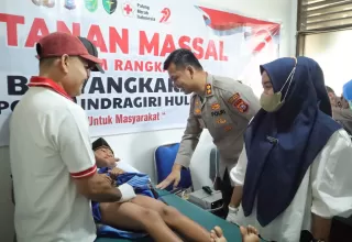 Bhayangkara Inhu Khitan 23 Anak dan Salurkan Bansos