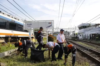 Sinergi Bersih Jalur, KAI Daop 1 Jakarta Pastikan Perjalanan KA Aman dan Nyaman