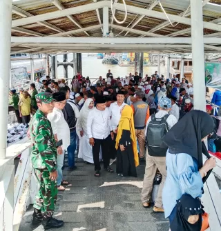 Bupati Kepulauan Meranti Sambut Kepulangan Jamaah Haji di Pelabuhan Tanjung Harapan