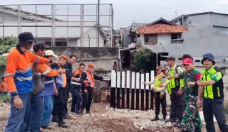 Tingkatkan Keselamatan Perjalanan Kereta Api, KAI Daop 1 Jakarta Tutup Perlintasan Liar di Bekasi Jabar