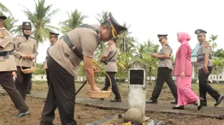 Kapolres Kepulauan Meranti Ziarah dan Tabur Bunga ke TMP Jalan Perjuangan