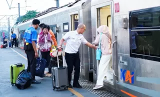 KA Sembrani Alami Kelambatan, Pegawai KAI Daop 1 Jakarta Terjun Jadi Porter Gratis di Stasiun Gambir