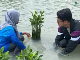 Inspirasi! Mahasiswa Terjun ke Lokasi Penanaman Pohon Bersama LindungiHutan