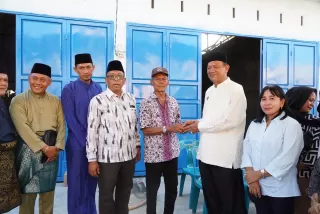 Wujud Kepedulian dan Gotong Royong Warga Bahorok, Syah Afandin Serahkan Kunci Ruko Korban Kebakaran