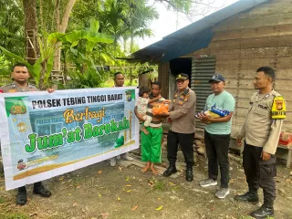 Jumat Barokah, Polsek TTB Salurkan Bantuan Sembako ke Warga Kurang Mampu