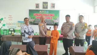 Polsek Rangsang Tanam Pohon Kelengkeng di SDN 2 Dukung Program Green Policing