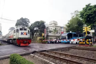 Berhenti Sejenak Kala Lewati Perlintasan KA Demi Keselamatan Bersama