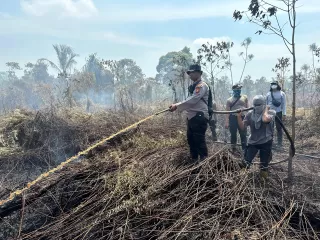 Timgab Lakukan Pendinginan Karhutla dii Desa Tanjung Peranap
