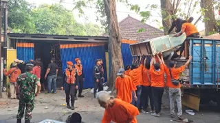 Selamatkan Aset Negara Bernilai Miliaran Rupiah, KAI Daop 8 Surabaya Tertibkan Rumdis di Jalan Tapaksiring