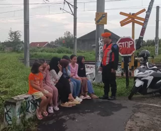 Lagi, KAI Daop 6 Yogyakarta Ingatkan Masyarakat Waspada dan Tak Beraktivitas Sekitar Jalur Rel