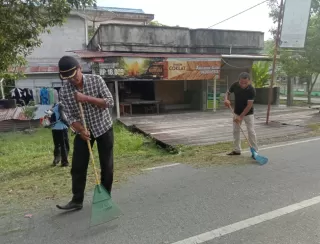 Sambut HUT RI ke 80 2025, Pj Kades Alahair Bersama Warga Bersih-bersih