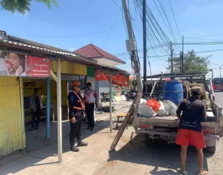 Demi Keselamatan KAI Daop 8 Surabaya Tertibkan Empat Bangunan Liar Sekitar Perlintasan Sebidang