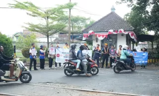 KAI Daop 8 dan Railfans Edukasi Pengguna Jalan di Perlintasan Sebidang