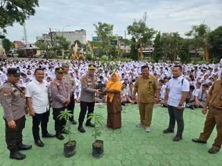'Gerebek' SMAN 2 Mandau: Polsek Mandau Taja Sosialisasi dan Gelar Green Policing