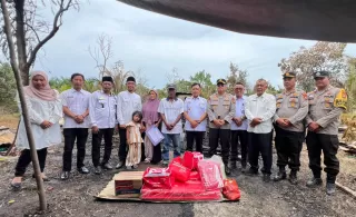 Peduli Korban Kebakaran, Bupati Kepulauan Meranti Tinjau Lokasi dan Serahkan Bantuan
