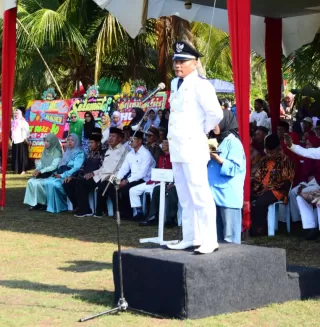 Pj Kepala Desa Alahair Pimpinan Upacara HUT RI ke 80 2025