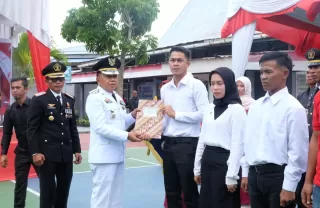 Serahkan Remisi HUT RI ke 80, Ini Pesan Bupati Kepulauan Meranti ke Napi di Lapas Selatpanjang