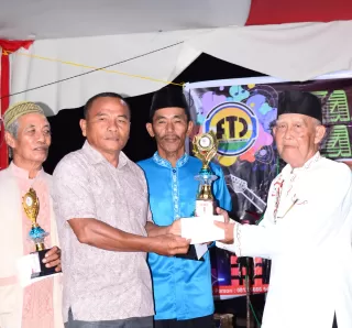 Serahkan Hadiah Juara Lomba HUT RI ke 80 2025, Ini Harapan Pj Kades Alahair