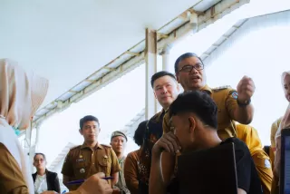 Tak Hanya di Kantor, Bupati Asri Ludin Turun ke Pabrik Perangi TB