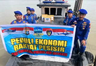 Satpolairud Polres Kepulauan Meranti Salurkan Bansos dan Layanan Kesehatan di Desa Beting