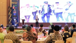 Keren! Bupati Kepulauan Meranti Terima Penghargaan Kepala Daerah Peduli Aspirasi Masyarakat