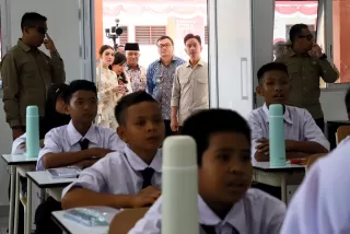 Didampingi Asri Ludin Tambunan, Wapres Gibran Janjikan Laptop Usai Tinjau Sekolah Rakyat di Deli Serdang