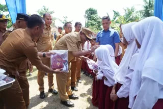 Syah Afandin Salurkan 139 Ton Beras dan 180 Seragam Sekolah di Secanggang