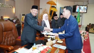 Tekankan Efisiensi Anggaran, Bupati Langkat Hadiri Pengesahan P-APBD 2025