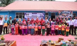 Kolaborasi Majukan Pendidikan, Perusahaan Sawit Ini Serahkan Seragam SD di Kota Dumai