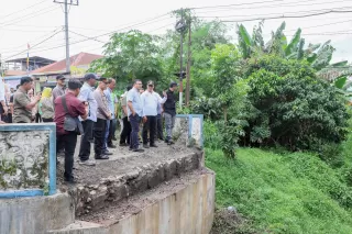 Hari Libur, Bupati Deli Serdang Tinjau Pembangunan Jembatan Sei Kuala Namu dan Ruas Jalan di Lubuk Pakam