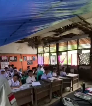 Nelangsa! SDN 04 Sungai Laut Rusak Berat Siswa Belajar Bawah Plafon Interpal Biru