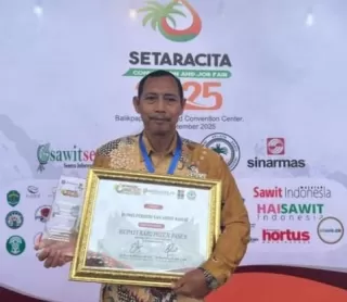 Replanting Sukses, Bupati Paser Raih Penghargaan Predikat Bupati Sawit Rakyat