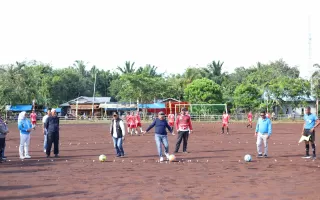 H Asmar Tinjau Jalan Rusak Dulu Baru Buka Turnamen Sepak Bola Kampung Balak Cup IV 2025
