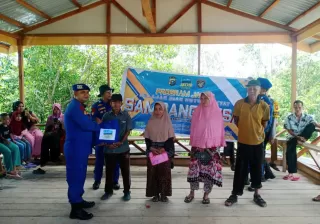 Cintai Masyarakat Pesisir, Satpolairud Kepulauan Meranti Gelar Bansos Lewat Program 'Jalur'