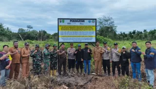 Polres Inhil Pasang Papan Plang Peringatan Karhutla di Kelurahan Tanjung Pidada