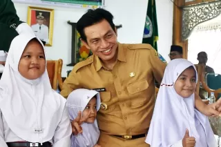 Bupati Fadhil Arief Berikan Bantuan Biaya Pendidikan Program Batang Hari Cerdas