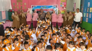 Wakapolres Kepulauan Meranti Tanam Pohon Bersama Siswa TK Bhayangkari