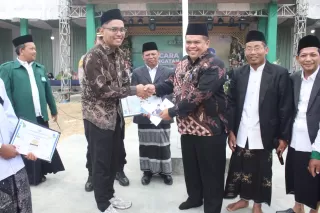 Hari Santri Nasional 2025, Ketua DPRD Inhu Salurkan Bantuan
