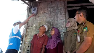 PLN Terangi Rumah Warga Lewat Program Light Up The Dream