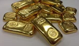 Lagi, Harga Emas Tertekan! Pasar Tunggu Sinyal Baru dari The Fed dan Data Ekonomi AS