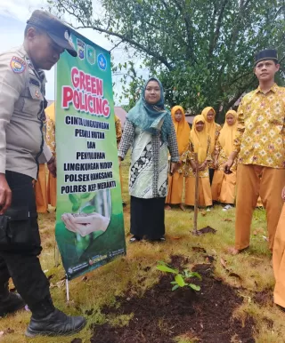 Polres Kepulauan Meranti Edukasi Anak PAUD dan Siswa MTs Tanam Pohon Lewat Green Policing