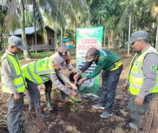 Polsek Rangsang Gandeng Satlinmas Tanam Pohon Dukung Green Policing