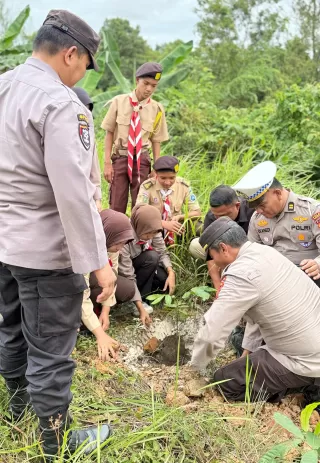 Sempena HPN 2025, Polsek Mandau Bersama Pramuka Saka Bhayangkara Bengkalis Tanam Pohon
