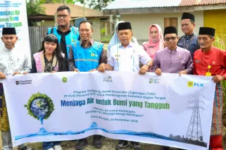 PLN Serahkan Bantuan Air Bersih di Kepulauan Meranti, H Asmar Minta Tambahan 100 Titik Sumur Bor