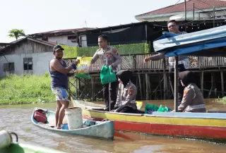 Satlantas Polresta Pekanbaru Serahkan Bantuan dan Sosialisasi Operasi Zebra 2025
