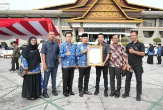Mantap! Bupati Kepulauan Meranti Terima Penghargaan Capaian Pelayanan Kesehatan Gratis