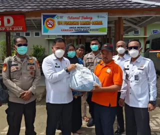 Rutan Rengat Serahkan Bantuan ke Warga Terdampak Wabah ISPA Dusun Datai