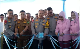 Kapolda Riau Bertandang ke Kota Sagu, Bersama Bupati Launching MBG dan Tanam Pohon