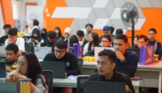 Kolaborasi Telkom AI Connect, AC dan HiColleagues Sertifikasi AI Taraf Global Bagi 69 Peserta di Makassar