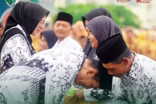 Bupati Mhd Fadhil Arief Irup Hari Guru Nasional dan HUT ke-80 PGRI